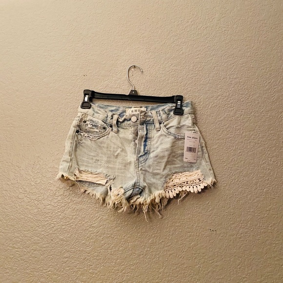 Free People Daisy Chain Frayed Shorts Sz 24 NWT - Picture 3 of 3
